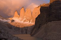 Wieże Torres del Paine o wschodzie słońca